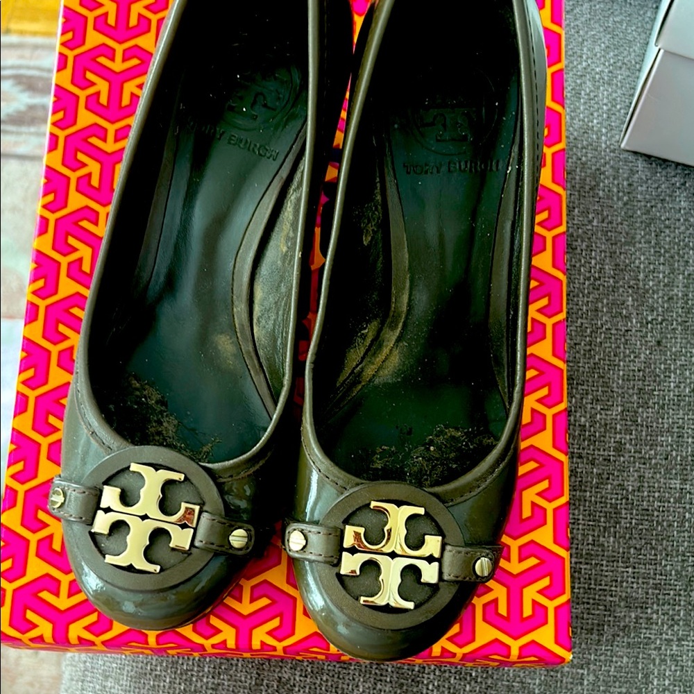 Tory Burch khaki patent leather pumps with Gold Logo
